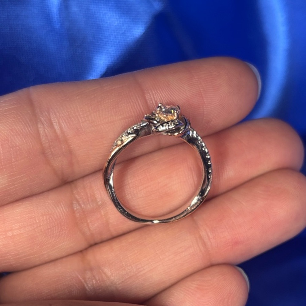 Elegant Silver and Gold Women's Ring - Picture 4 of 4